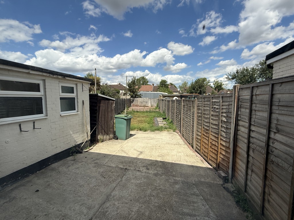 Lot: 95 - HOUSE IN NEED OF IMPROVEMENT - Rear Garden of House in Need of Improvement